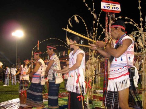 Người Cơ-ho Lâm Đồng đang vui trong lễ hội cồng chiêng