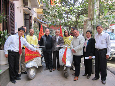 Chụp ảnh lưu niệm tại Liên hiệp Các hội UNESCO Việt Nam
