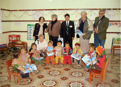 Ngài Jean – Hubert Lebet, Đại sứ Liên Bang Thụy Sỹ (ngoài cùng bên phải) đến thăm trẻ em Tây Bắc Việt Nam (2007)