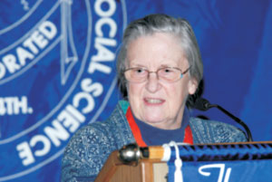 Bà Elinor Ostrom - giáo sư đại học Indiana (Mỹ)  là một trong những nhà kinh tế môi trường hàng đầu thế giới