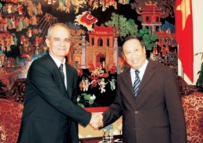 Phó Thủ tướng Phạm Gia Khiêm tiếp Chủ tịch  Liên hiệp các Hội UNESCO thế giới