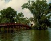 Cầu Thê Húc dải lụa đào vát qua làn nước xanh