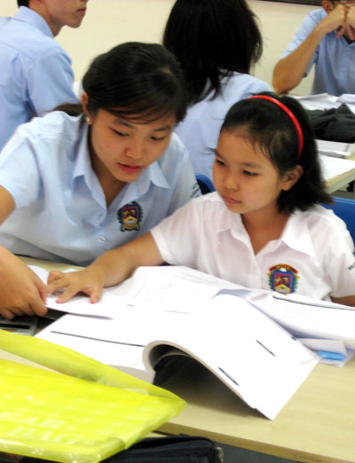Thanh Ngọc ngồi học Toán với các anh chị lớp 12.