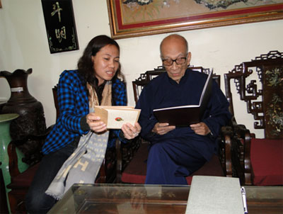 GS Vũ Khiêu (phải) trò chuyện cùng phóng viên