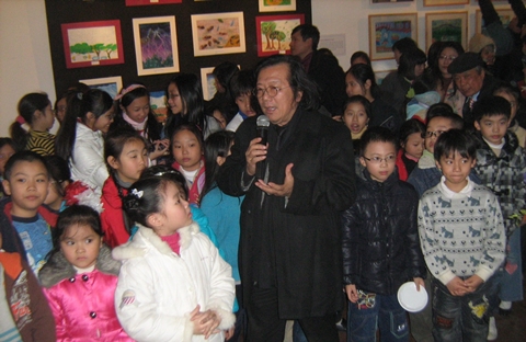 Họa sĩ Lê Anh Vân, Hiệu trưởng Đại học Mỹ thuật Việt Nam, cùng các em nhỏ trong buổi khai mạc triển lãm hôm 12/1.
