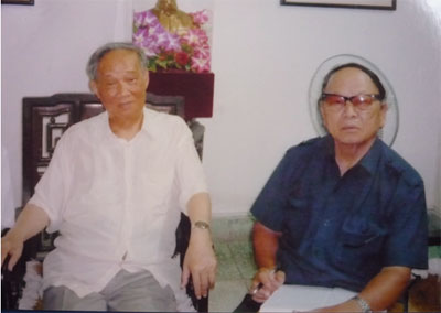 Ông Trịnh Tố Long (bên phải) hầu chuyện ông Vũ Oanh (bên trái)