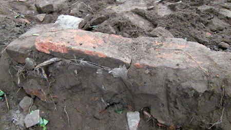 Nền móng hình chữ nhật được tạo ghép bởi các nguyên vật liệu đá