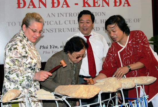 Đàn đá gồm 8 thanh nhưng có hình dáng khối lượng không đều nhau