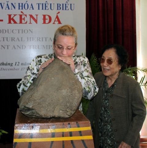 Tiến sĩ Katherine Mauller Marin đang thổi kèn đá